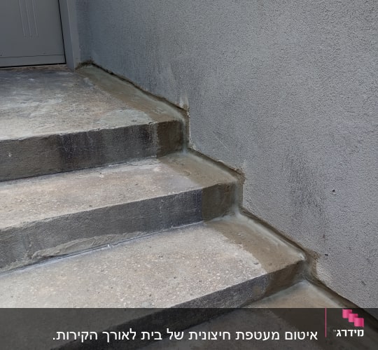 איטום מדרגות עם חומר איטום לאורך הקצוות